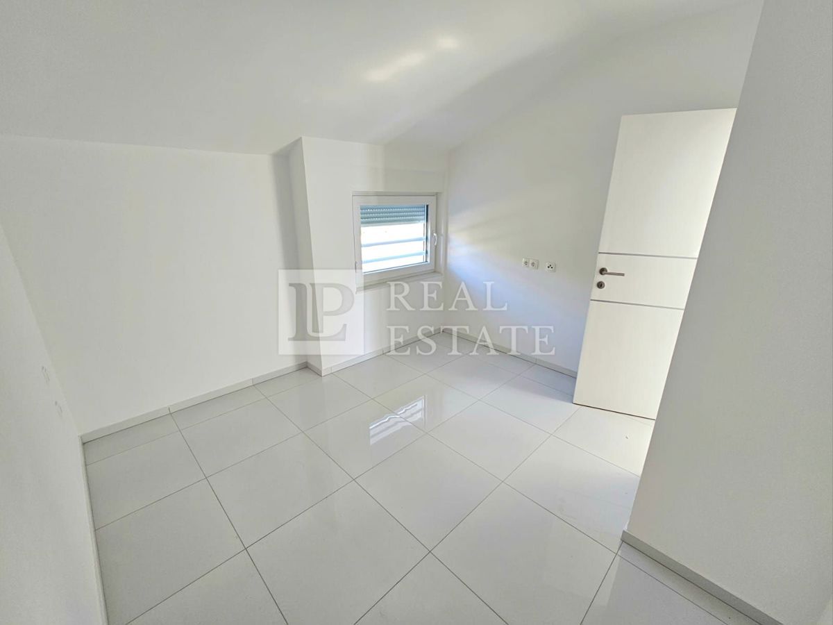 CRIKVENICA - dvoetažni apartma v novogradnji 150m od morja