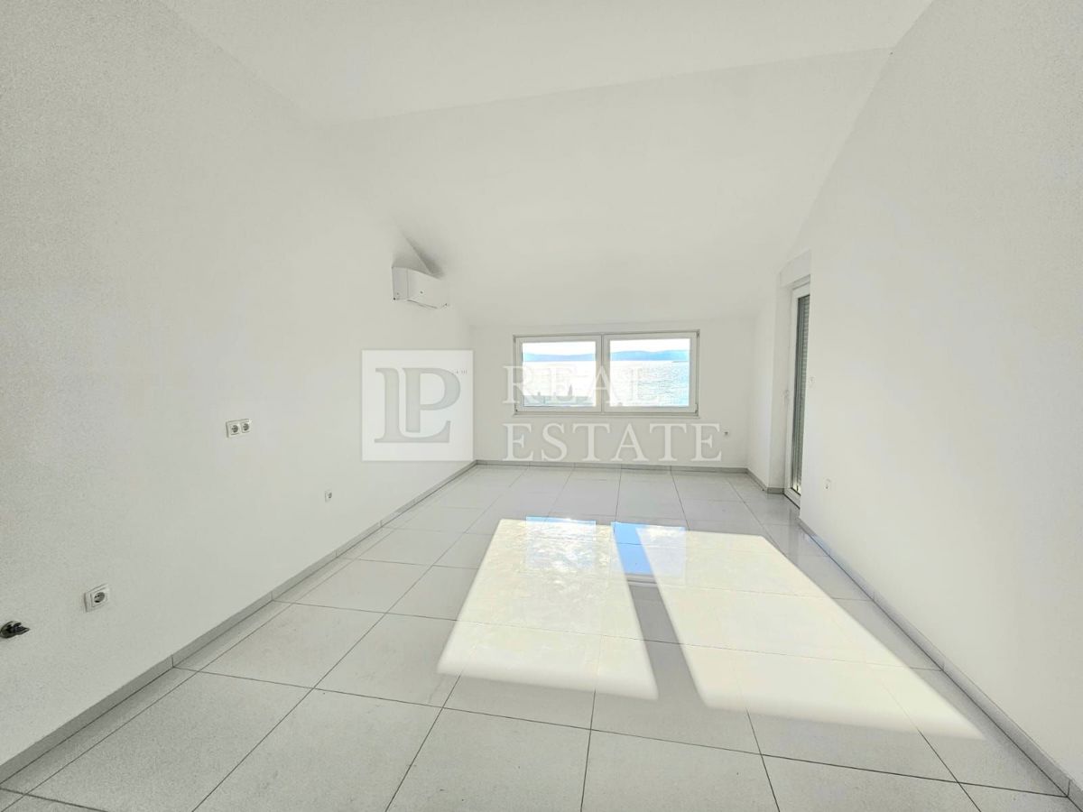 CRIKVENICA - dvoetažni apartma v novogradnji 150m od morja