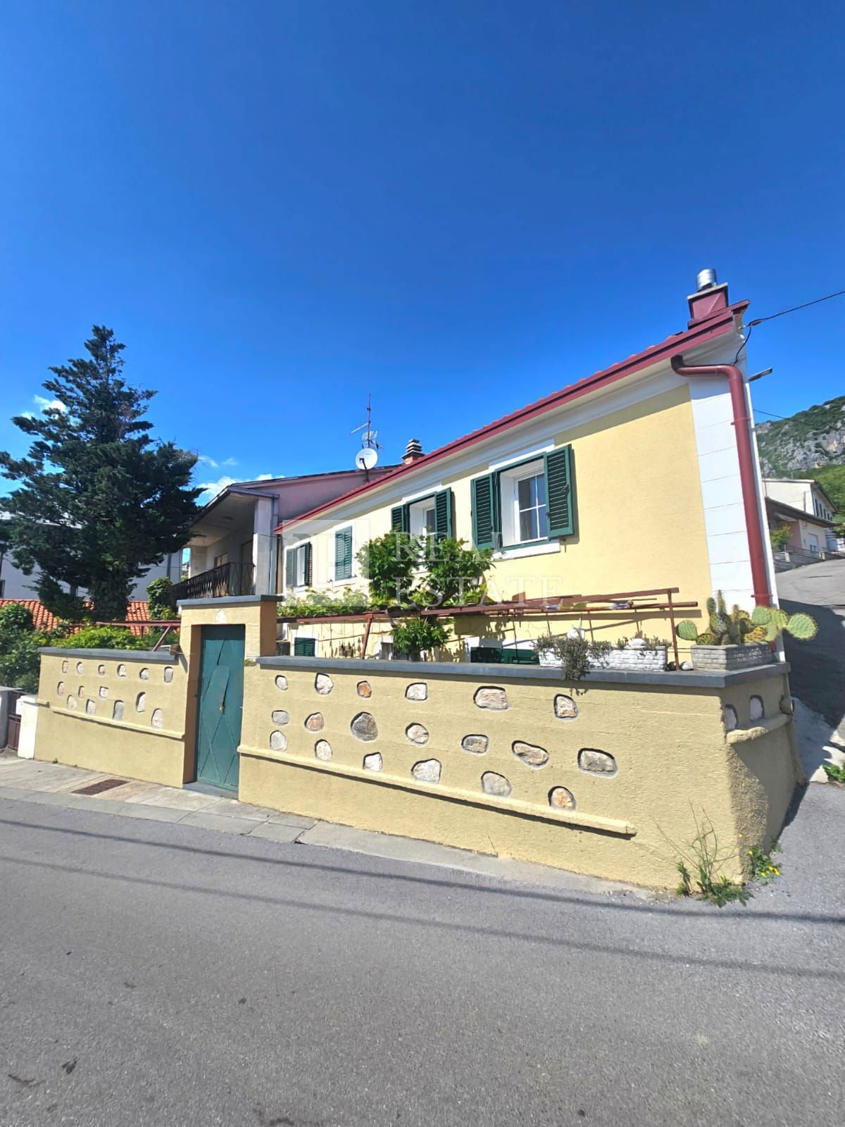 BRIBIR - prenovljena hiša v centru