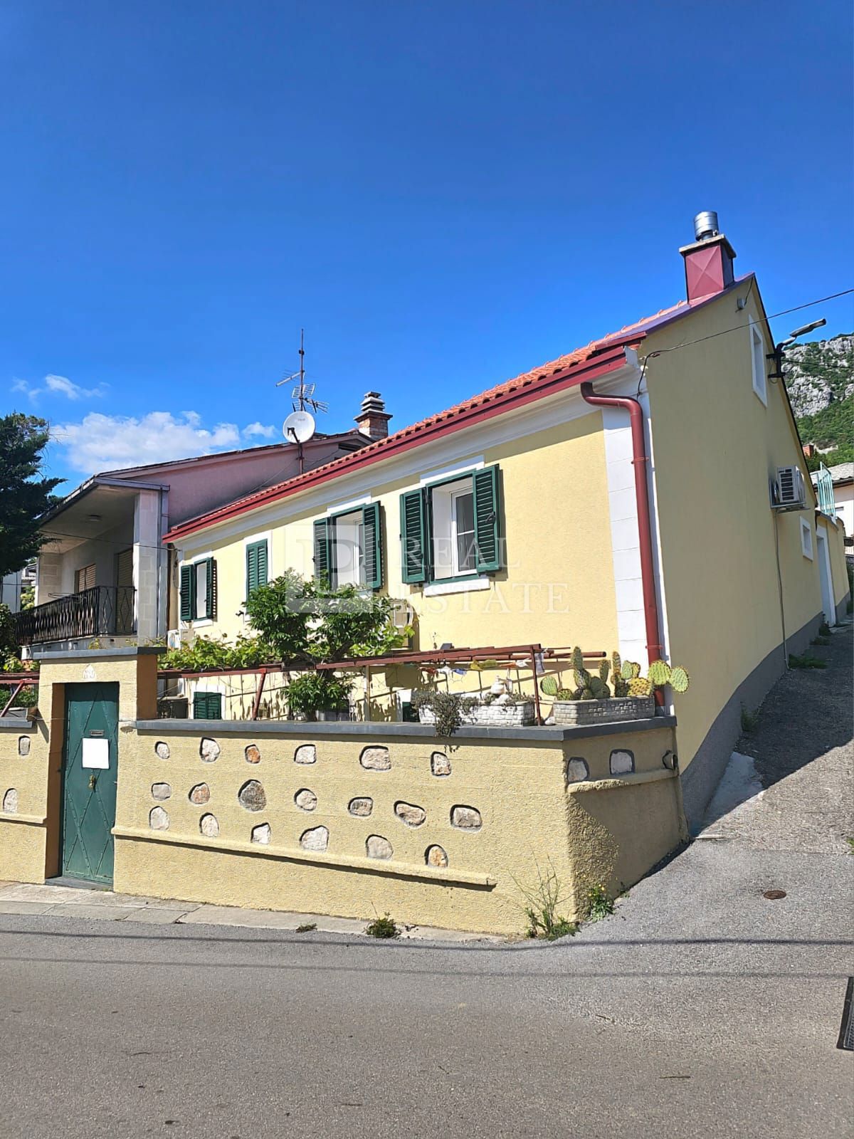 BRIBIR - prenovljena hiša v centru