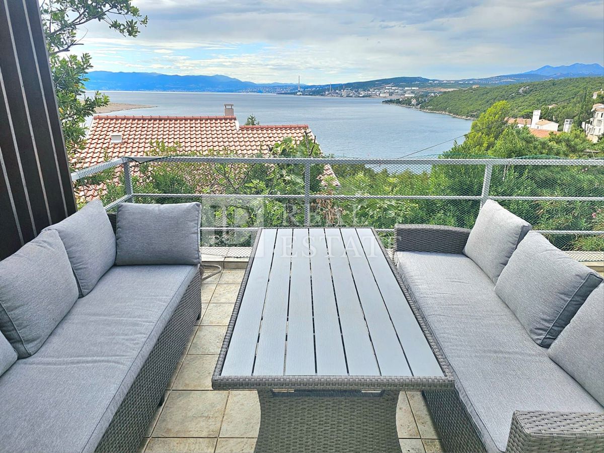 KRALJEVICA - hiša z dvema apartmajema v drugi vrsti do morja
