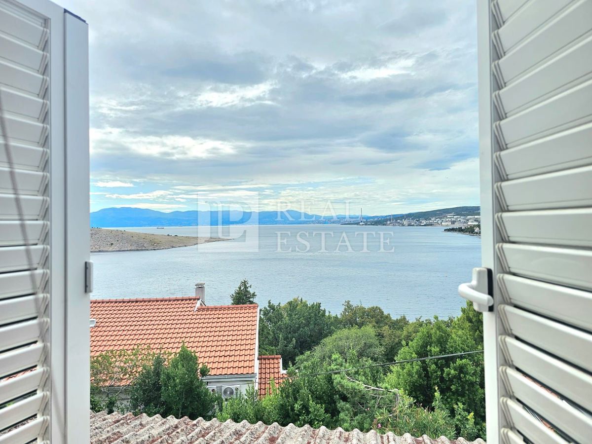 KRALJEVICA - hiša z dvema apartmajema v drugi vrsti do morja