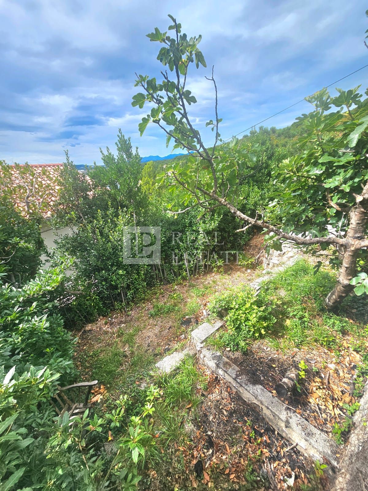 KRALJEVICA - hiša z dvema apartmajema v drugi vrsti do morja