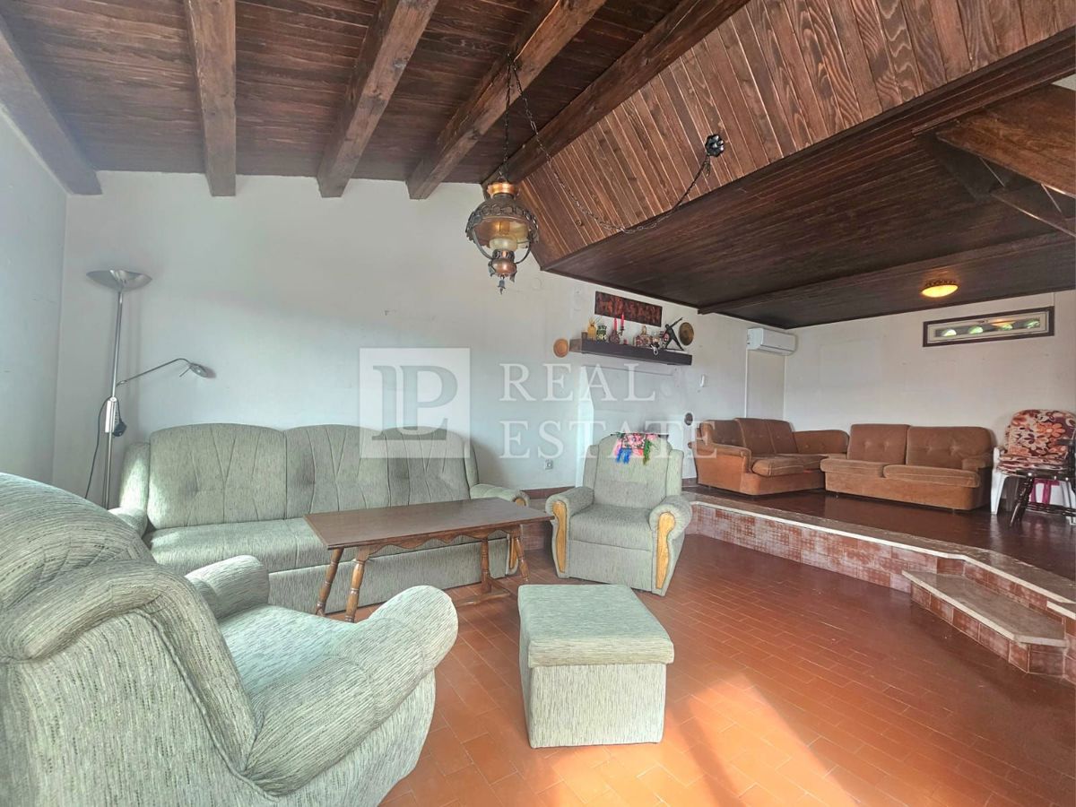 KRALJEVICA - hiša z dvema apartmajema v drugi vrsti do morja