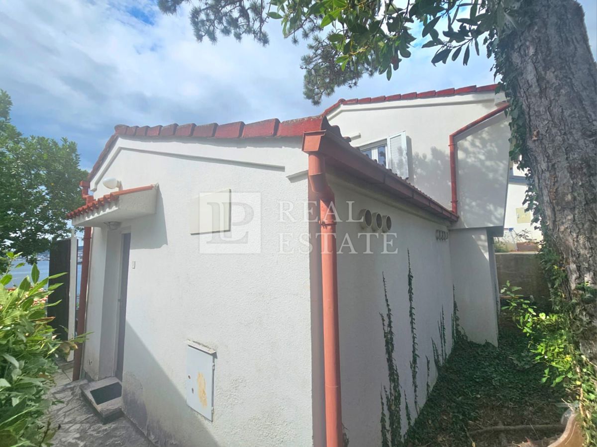 KRALJEVICA - hiša z dvema apartmajema v drugi vrsti do morja