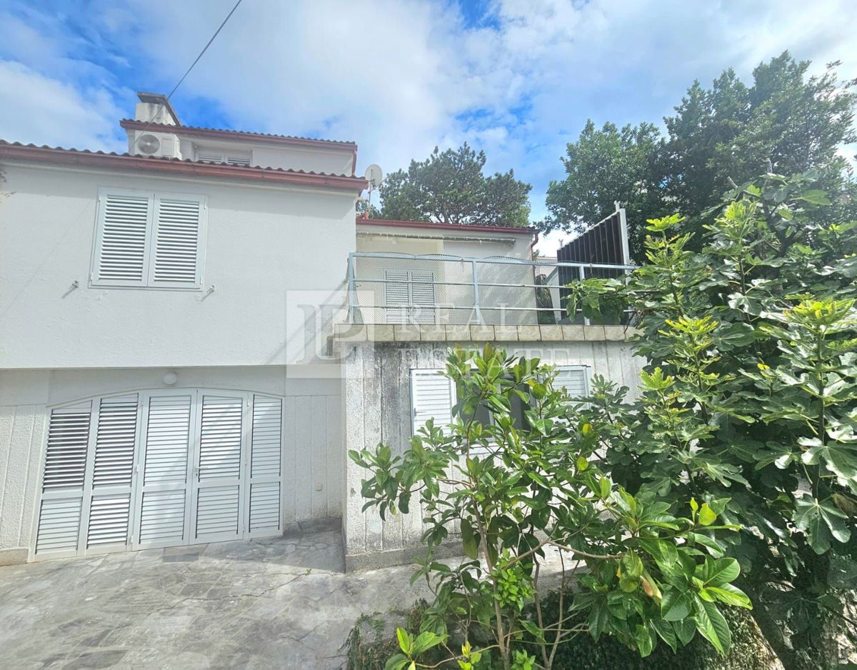 KRALJEVICA - hiša z dvema apartmajema v drugi vrsti do morja