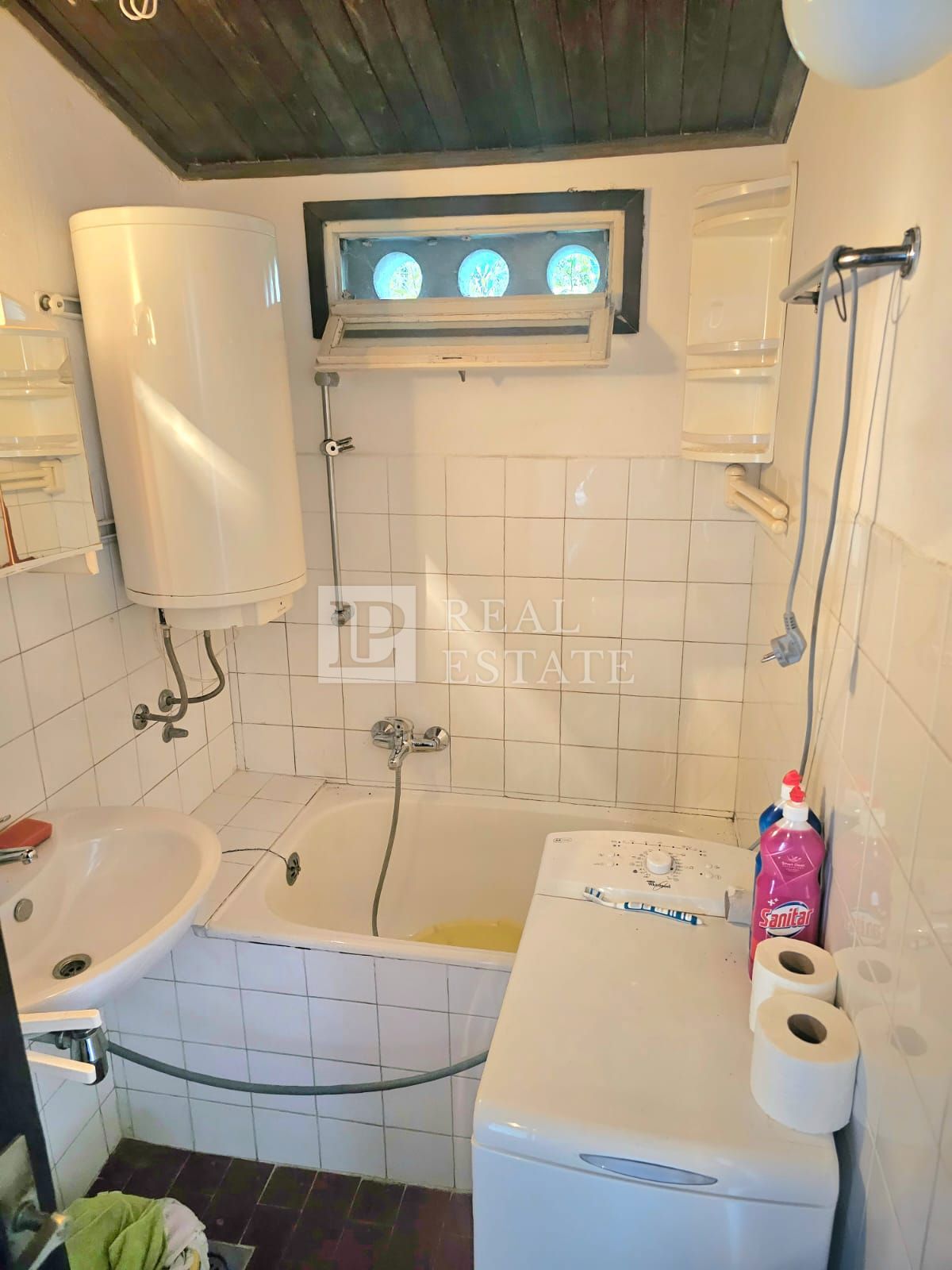 KRALJEVICA - hiša z dvema apartmajema v drugi vrsti do morja