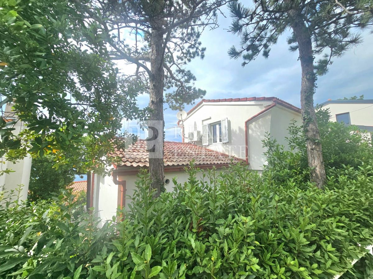 KRALJEVICA - hiša z dvema apartmajema v drugi vrsti do morja