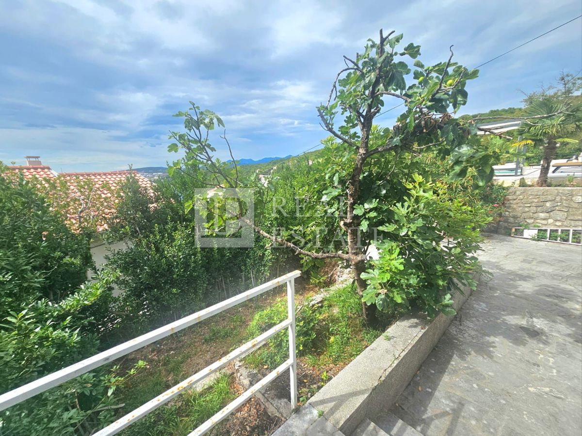 KRALJEVICA - hiša z dvema apartmajema v drugi vrsti do morja