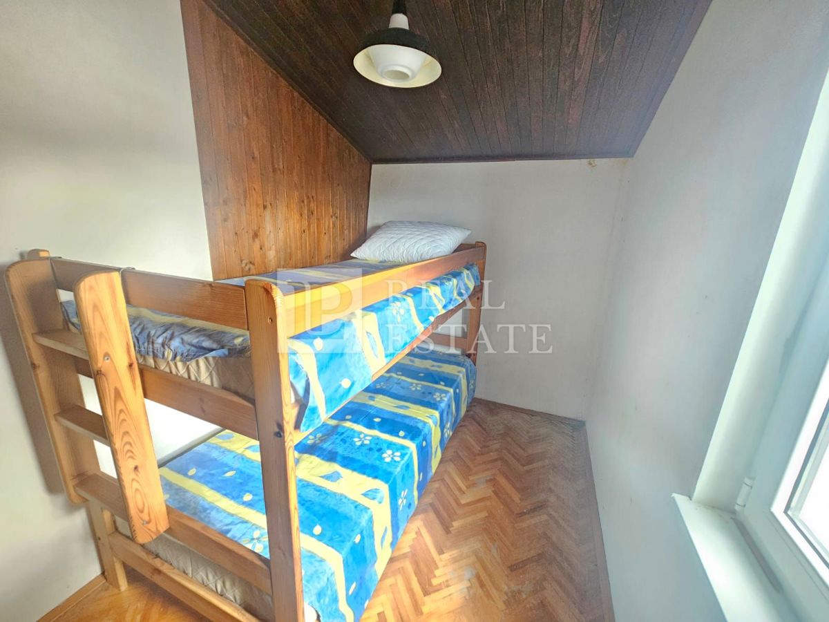 KRALJEVICA - hiša z dvema apartmajema v drugi vrsti do morja