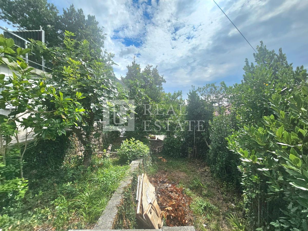 KRALJEVICA - hiša z dvema apartmajema v drugi vrsti do morja