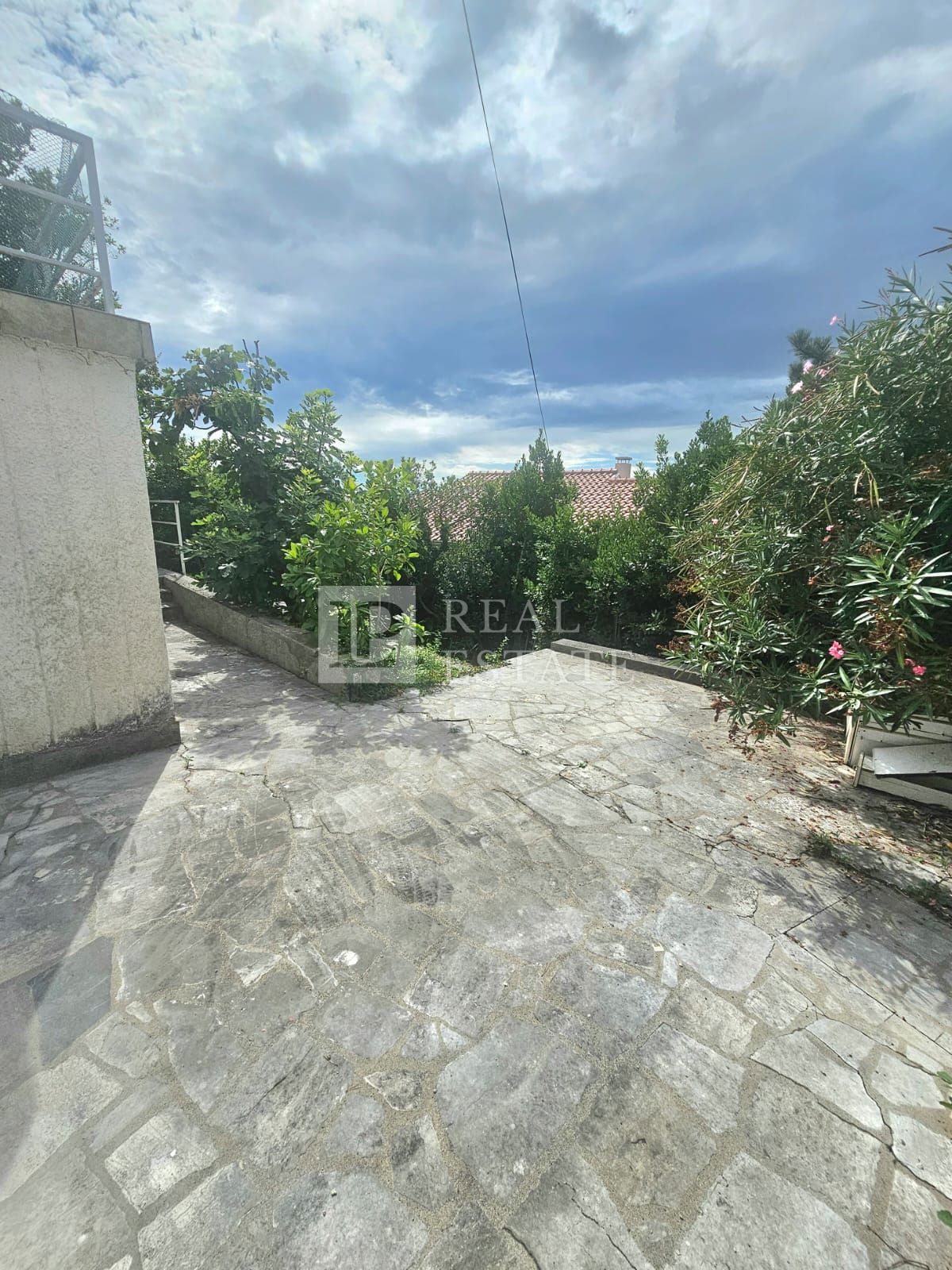 KRALJEVICA - hiša z dvema apartmajema v drugi vrsti do morja
