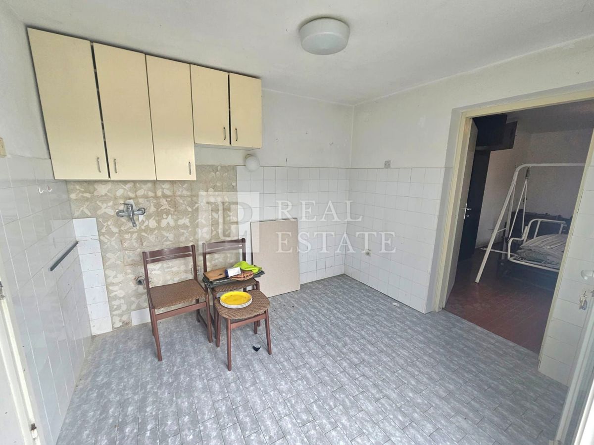 KRALJEVICA - hiša z dvema apartmajema v drugi vrsti do morja