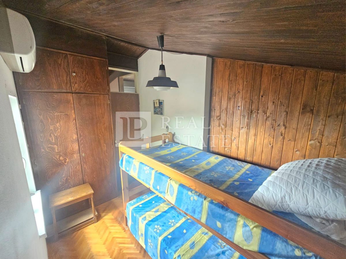 KRALJEVICA - hiša z dvema apartmajema v drugi vrsti do morja