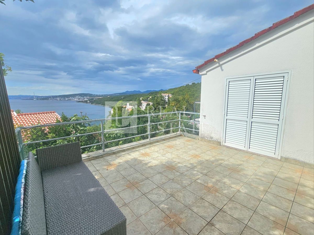 KRALJEVICA - hiša z dvema apartmajema v drugi vrsti do morja