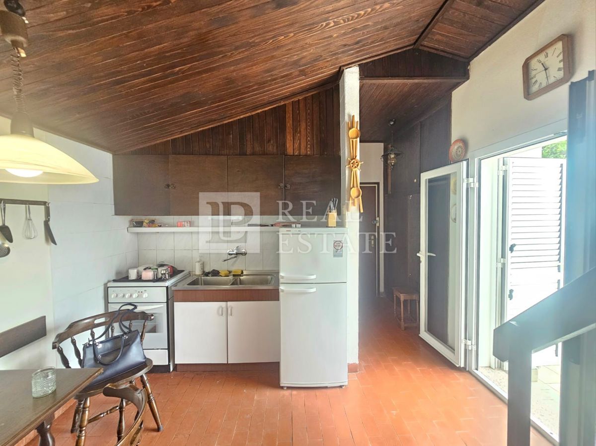 KRALJEVICA - hiša z dvema apartmajema v drugi vrsti do morja
