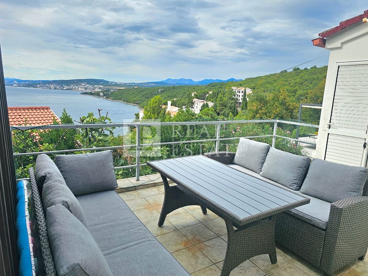 KRALJEVICA - hiša z dvema apartmajema v drugi vrsti do morja