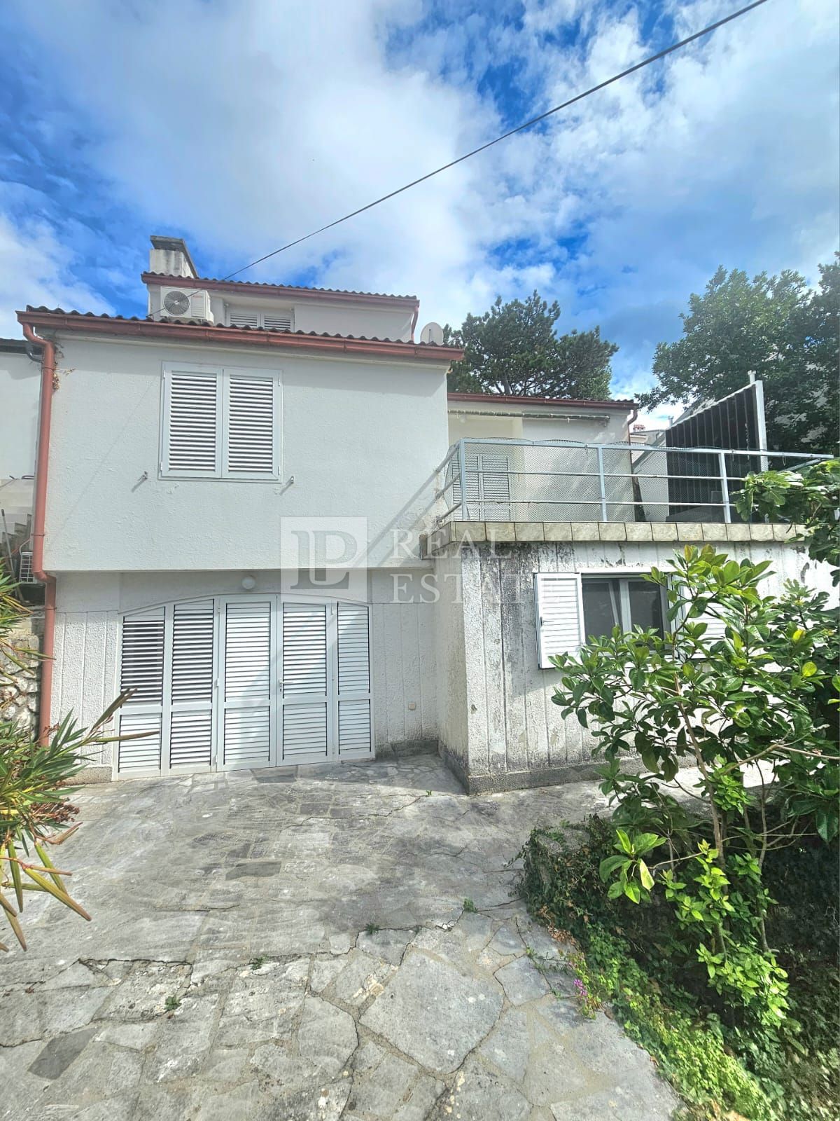 KRALJEVICA - hiša z dvema apartmajema v drugi vrsti do morja