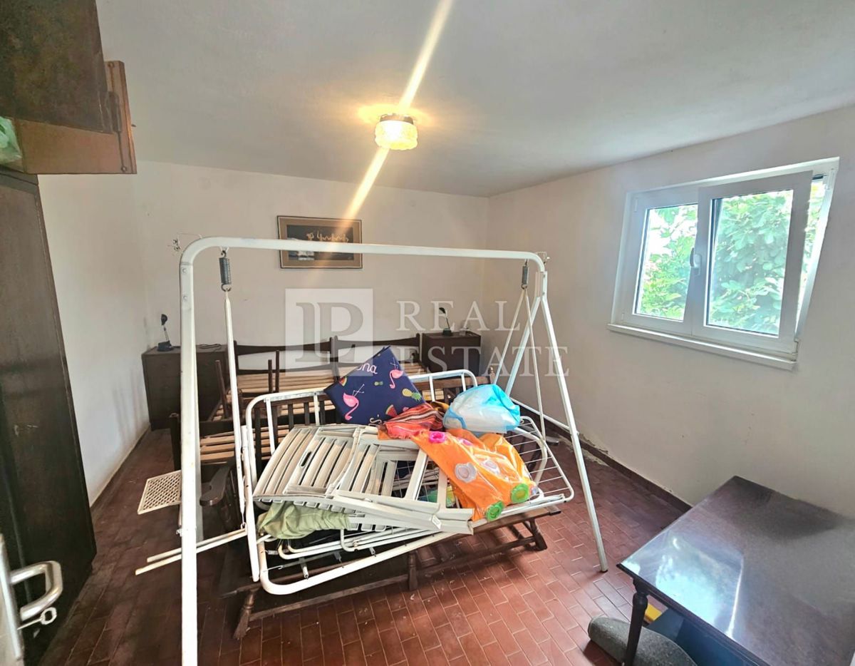 KRALJEVICA - hiša z dvema apartmajema v drugi vrsti do morja