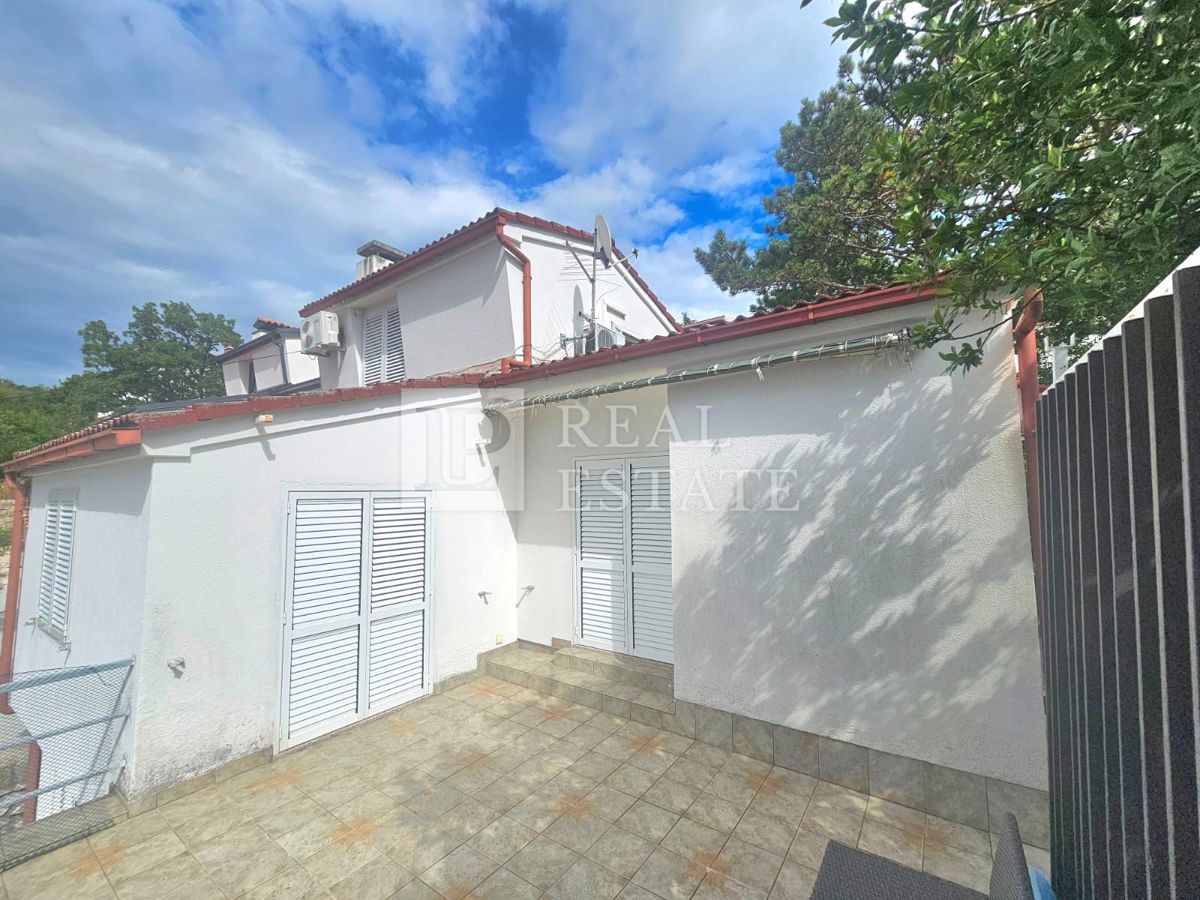 KRALJEVICA - hiša z dvema apartmajema v drugi vrsti do morja