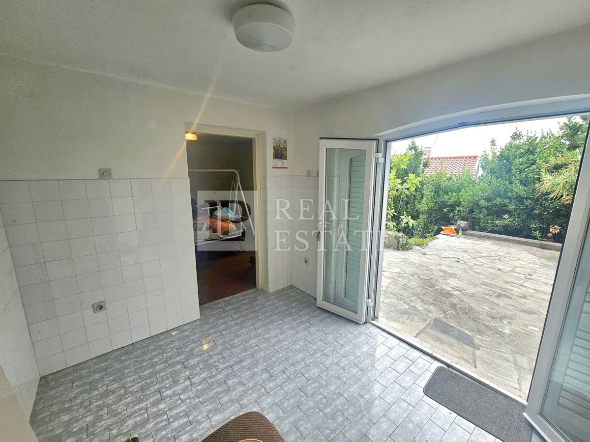 KRALJEVICA - hiša z dvema apartmajema v drugi vrsti do morja