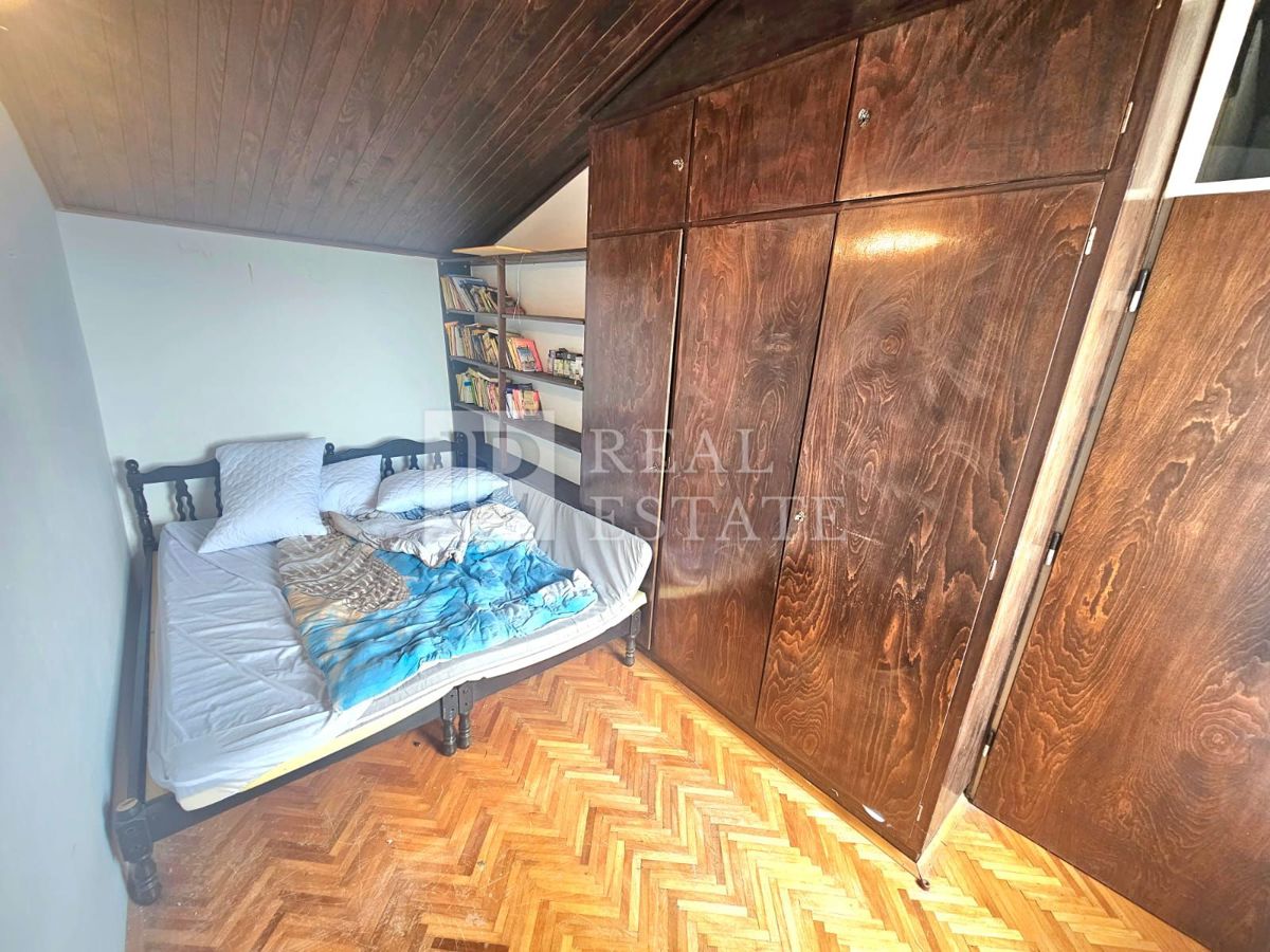 KRALJEVICA - hiša z dvema apartmajema v drugi vrsti do morja