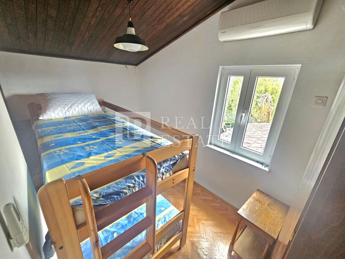 KRALJEVICA - hiša z dvema apartmajema v drugi vrsti do morja