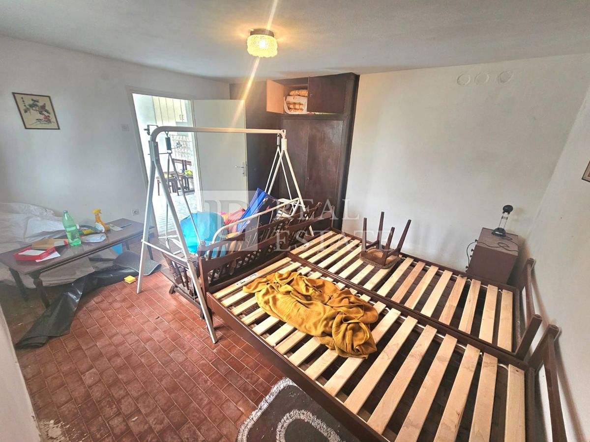 KRALJEVICA - hiša z dvema apartmajema v drugi vrsti do morja