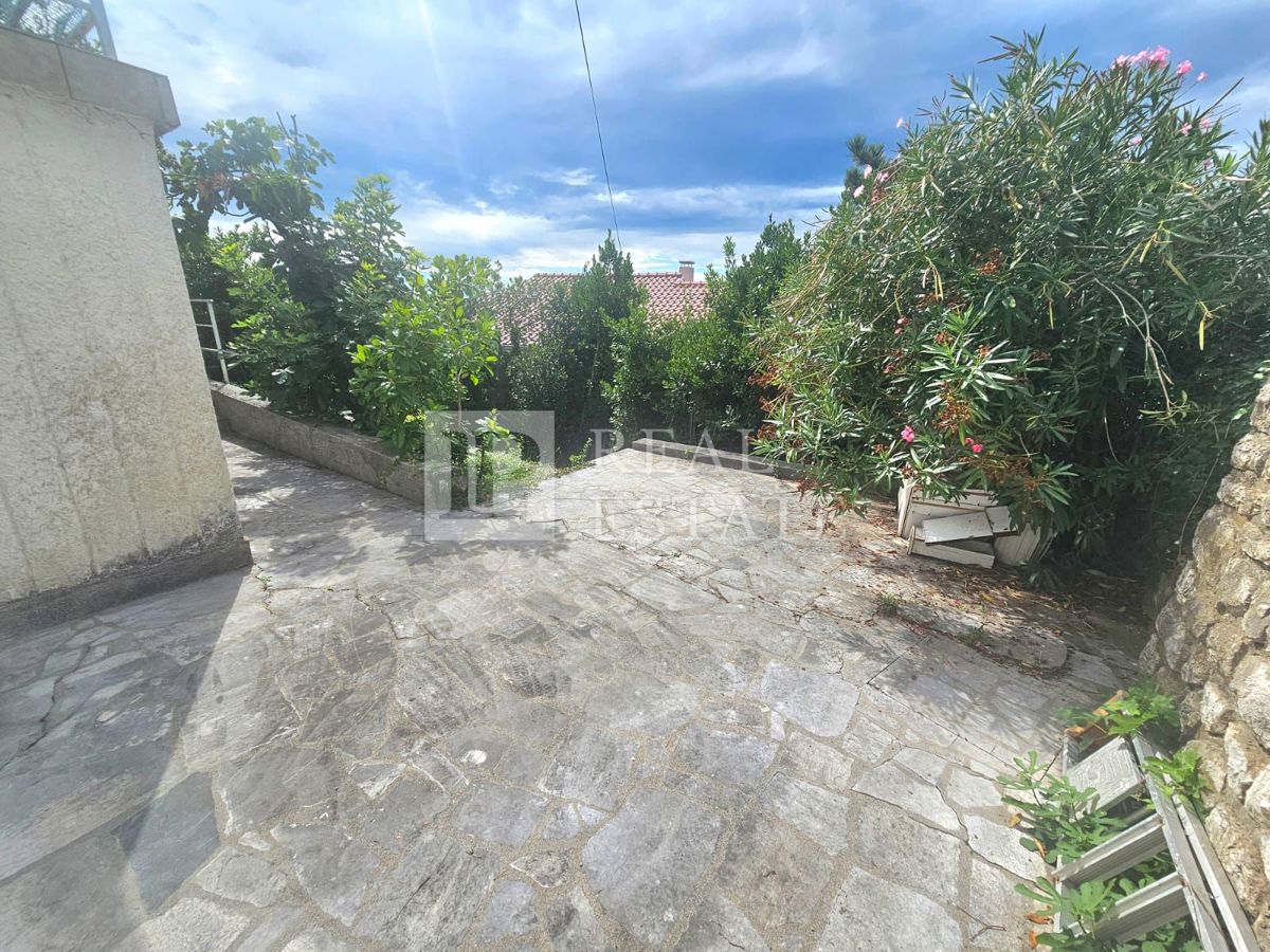 KRALJEVICA - hiša z dvema apartmajema v drugi vrsti do morja