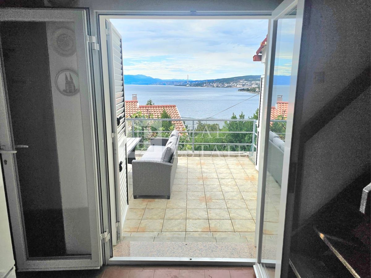 KRALJEVICA - hiša z dvema apartmajema v drugi vrsti do morja