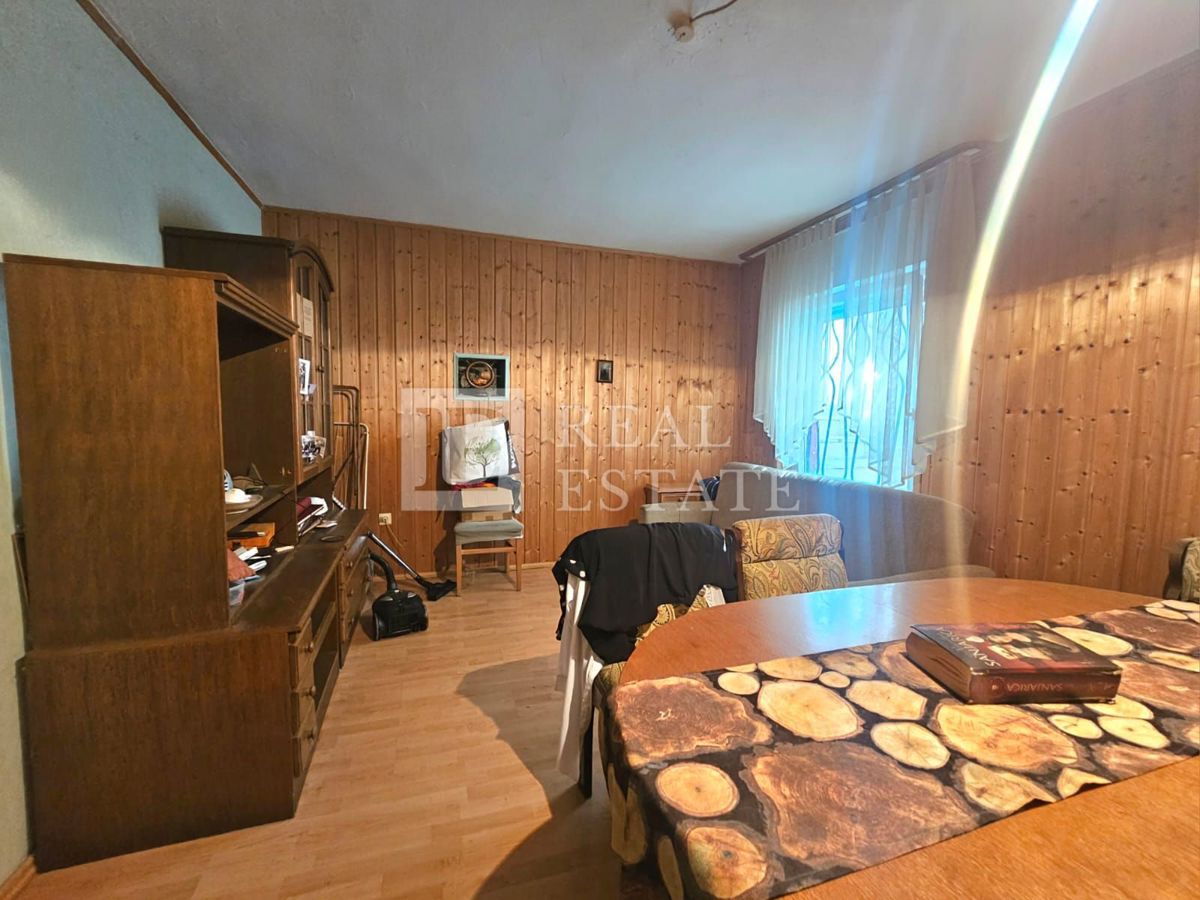 JADRANOVO - samostojna hiša z dvema apartmajema in prostornim vrtom