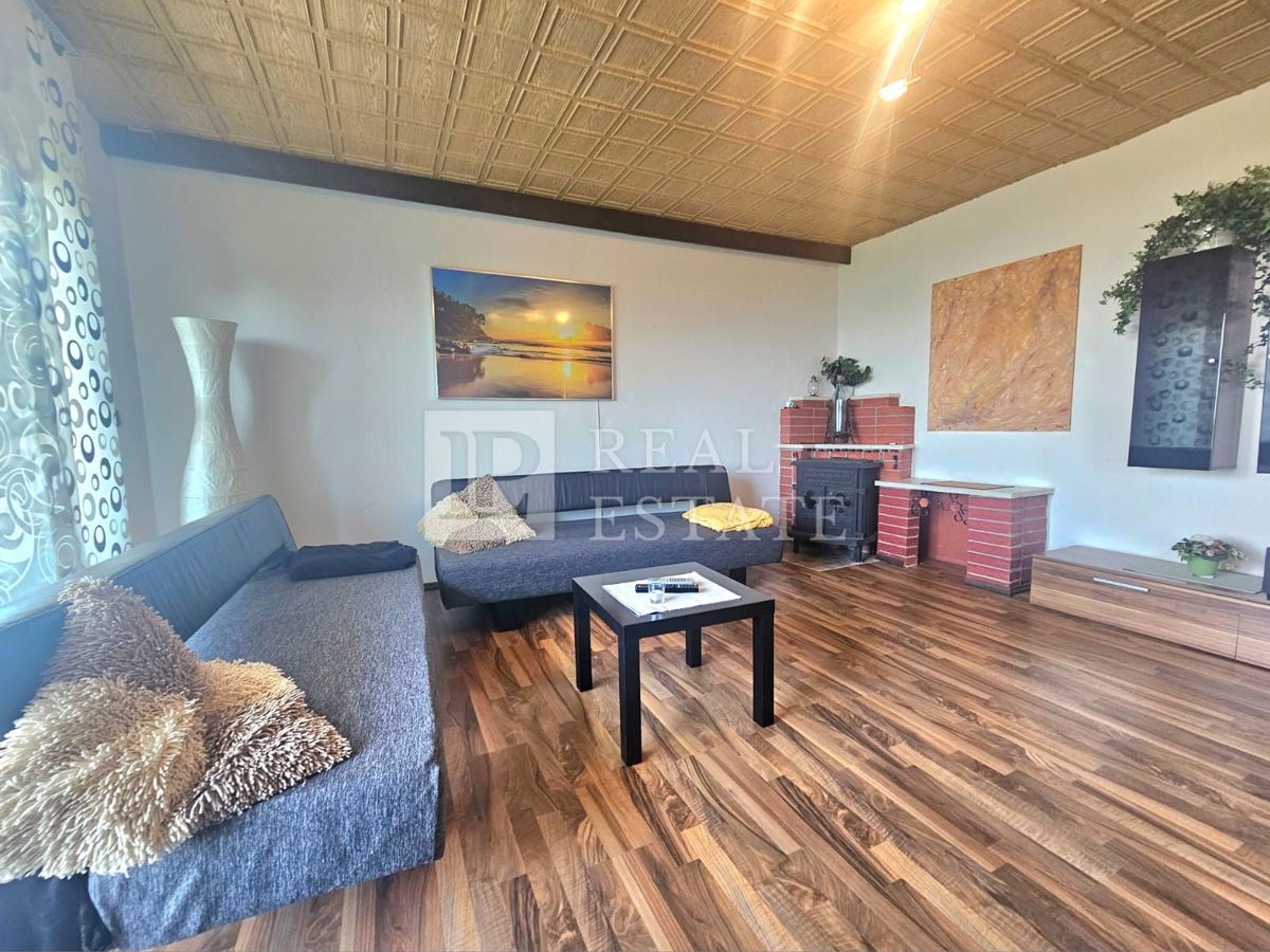 JADRANOVO - samostojna hiša z dvema apartmajema in prostornim vrtom