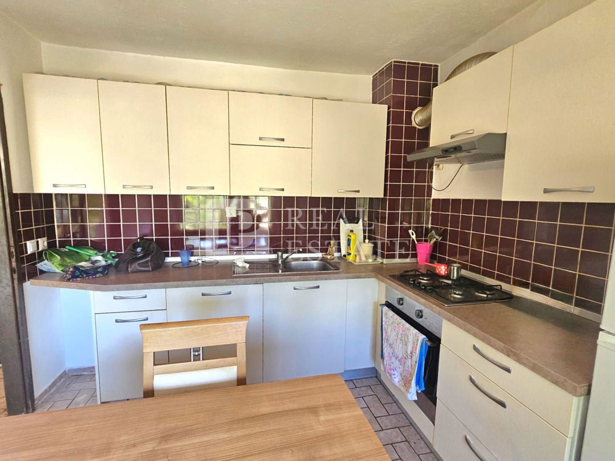 JADRANOVO - samostojna hiša z dvema apartmajema in prostornim vrtom