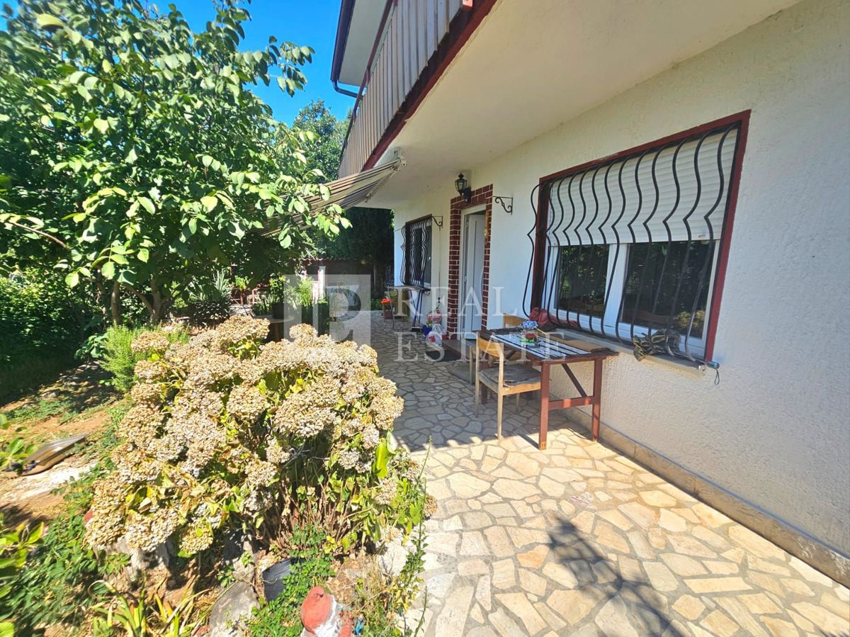 JADRANOVO - samostojna hiša z dvema apartmajema in prostornim vrtom