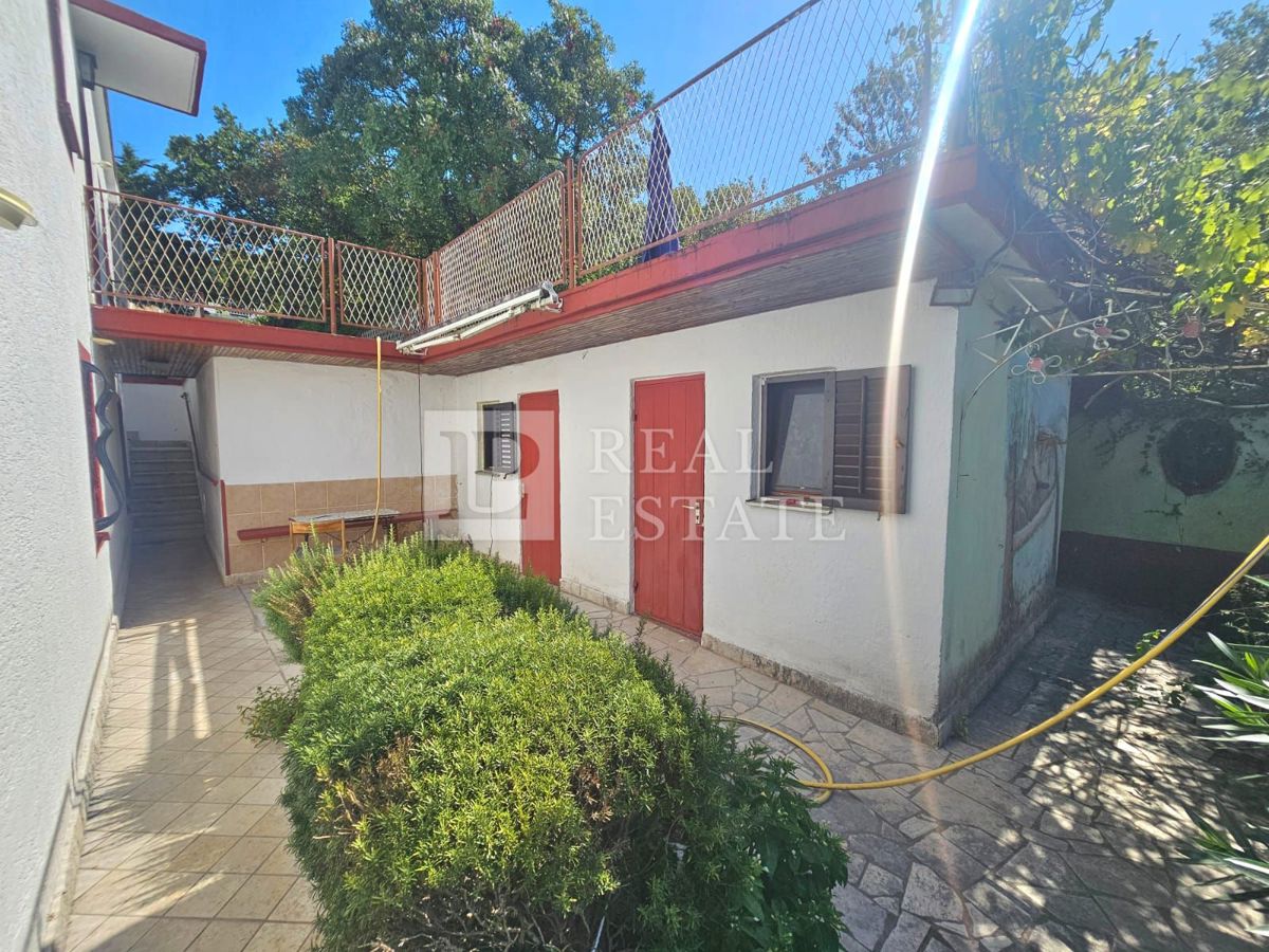 JADRANOVO - samostojna hiša z dvema apartmajema in prostornim vrtom