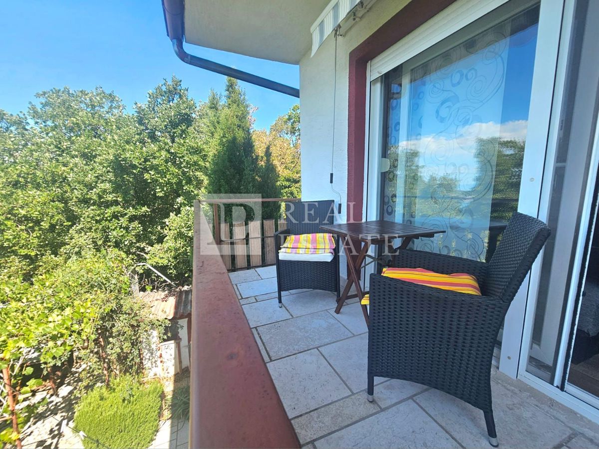 JADRANOVO - samostojna hiša z dvema apartmajema in prostornim vrtom