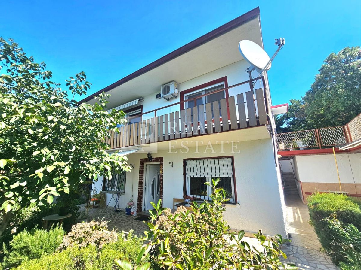 JADRANOVO - samostojna hiša z dvema apartmajema in prostornim vrtom