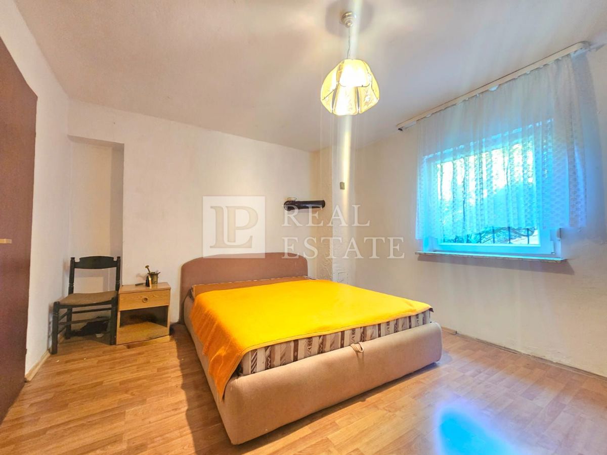 JADRANOVO - samostojna hiša z dvema apartmajema in prostornim vrtom