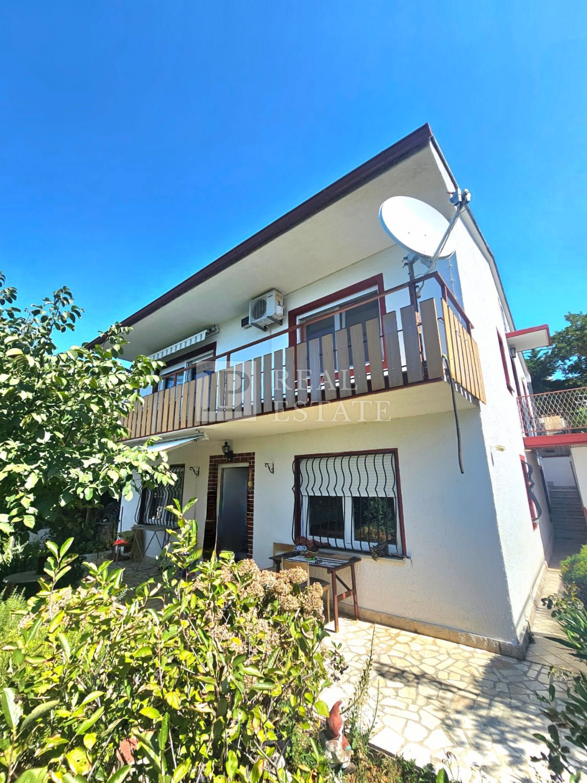 JADRANOVO - samostojna hiša z dvema apartmajema in prostornim vrtom