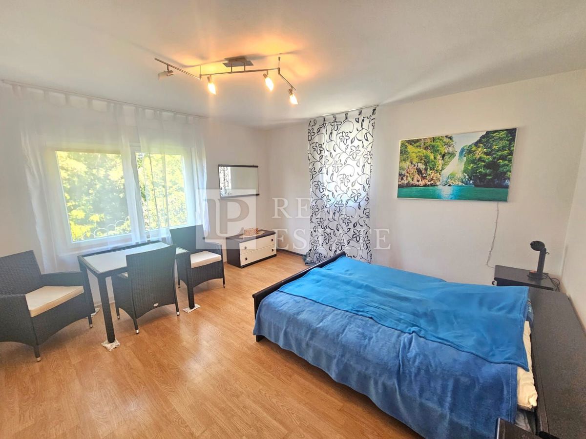 JADRANOVO - samostojna hiša z dvema apartmajema in prostornim vrtom