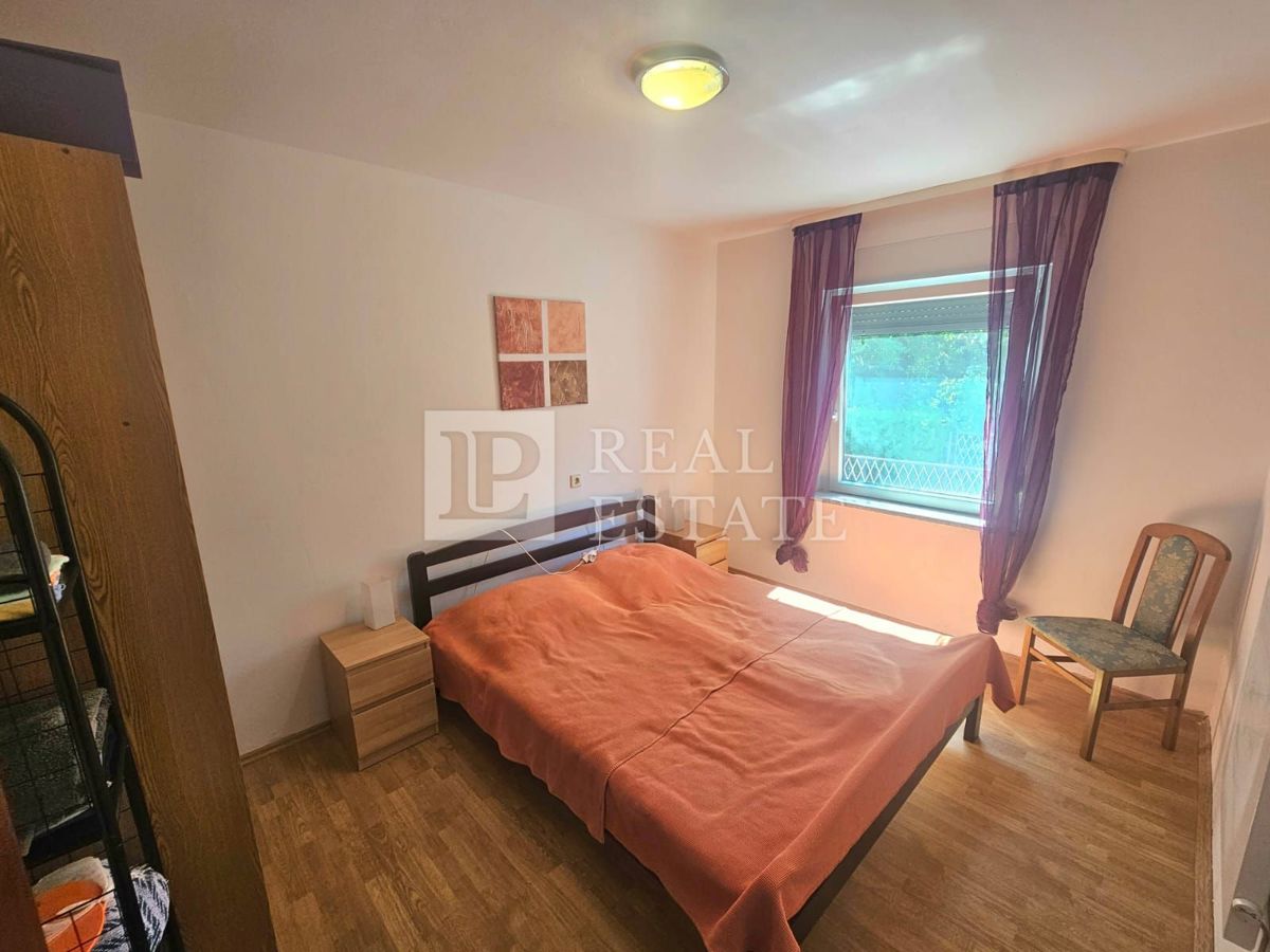 JADRANOVO - samostojna hiša z dvema apartmajema in prostornim vrtom