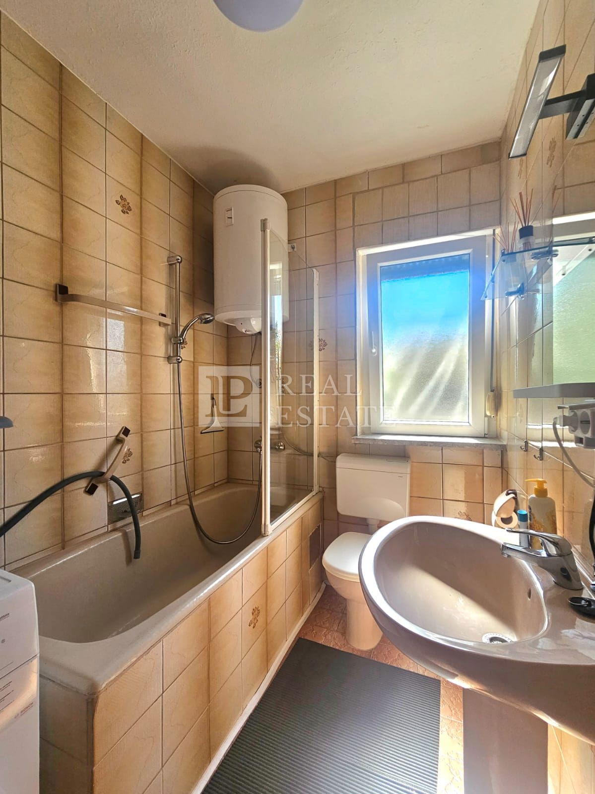 JADRANOVO - samostojna hiša z dvema apartmajema in prostornim vrtom