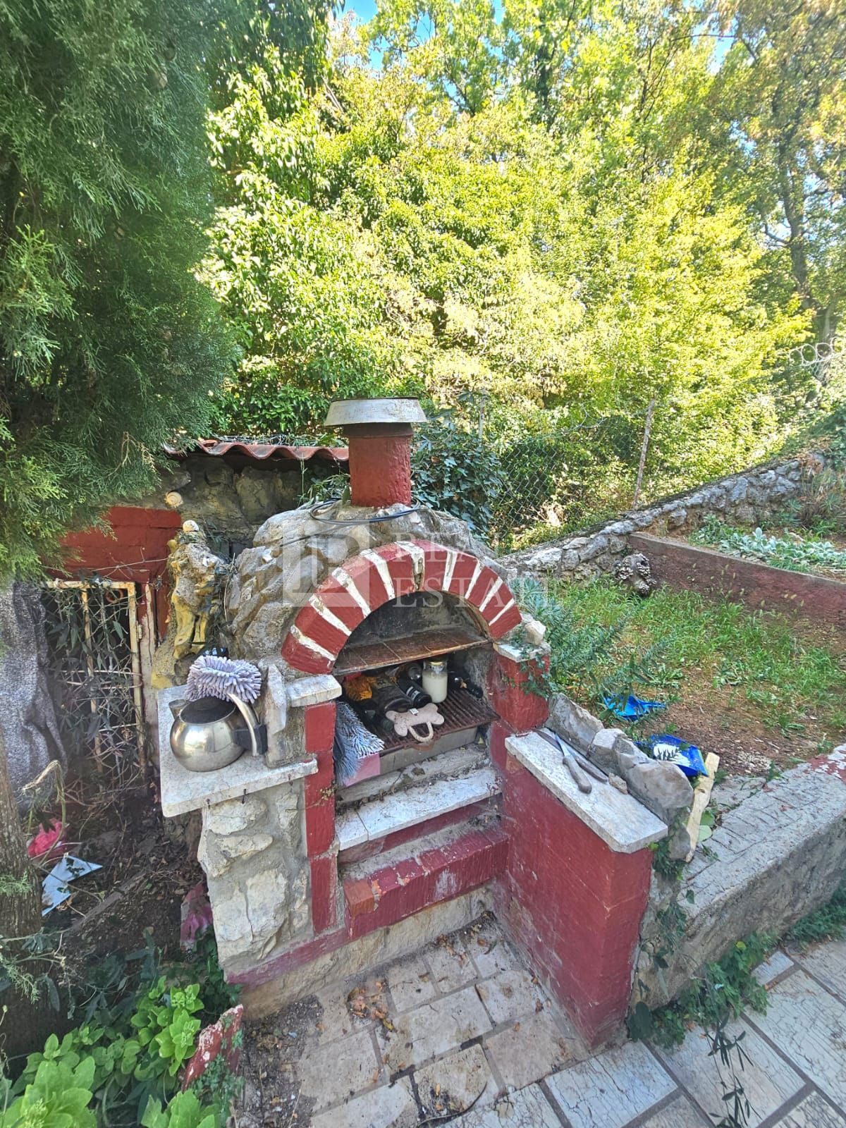 JADRANOVO - samostojna hiša z dvema apartmajema in prostornim vrtom