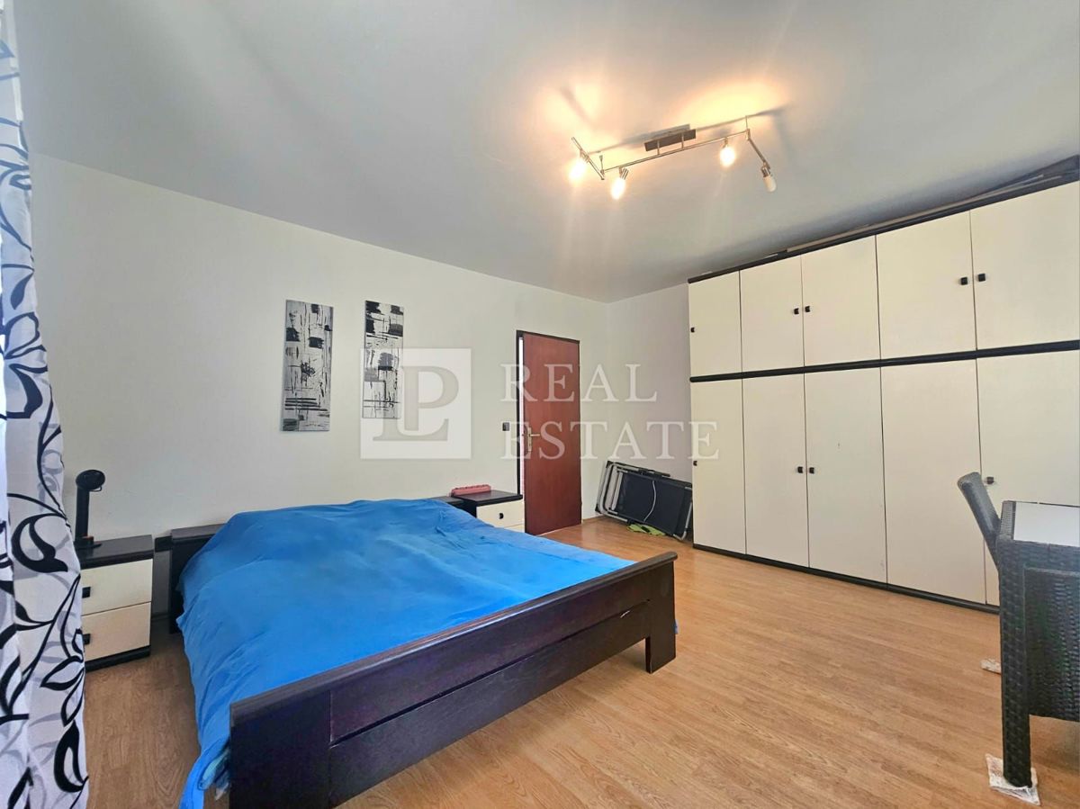 JADRANOVO - samostojna hiša z dvema apartmajema in prostornim vrtom