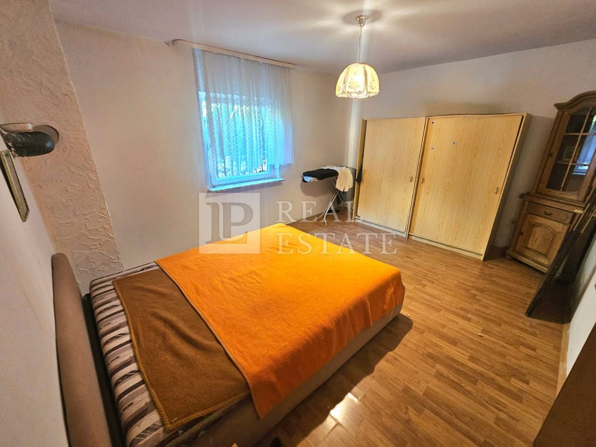 JADRANOVO - samostojna hiša z dvema apartmajema in prostornim vrtom