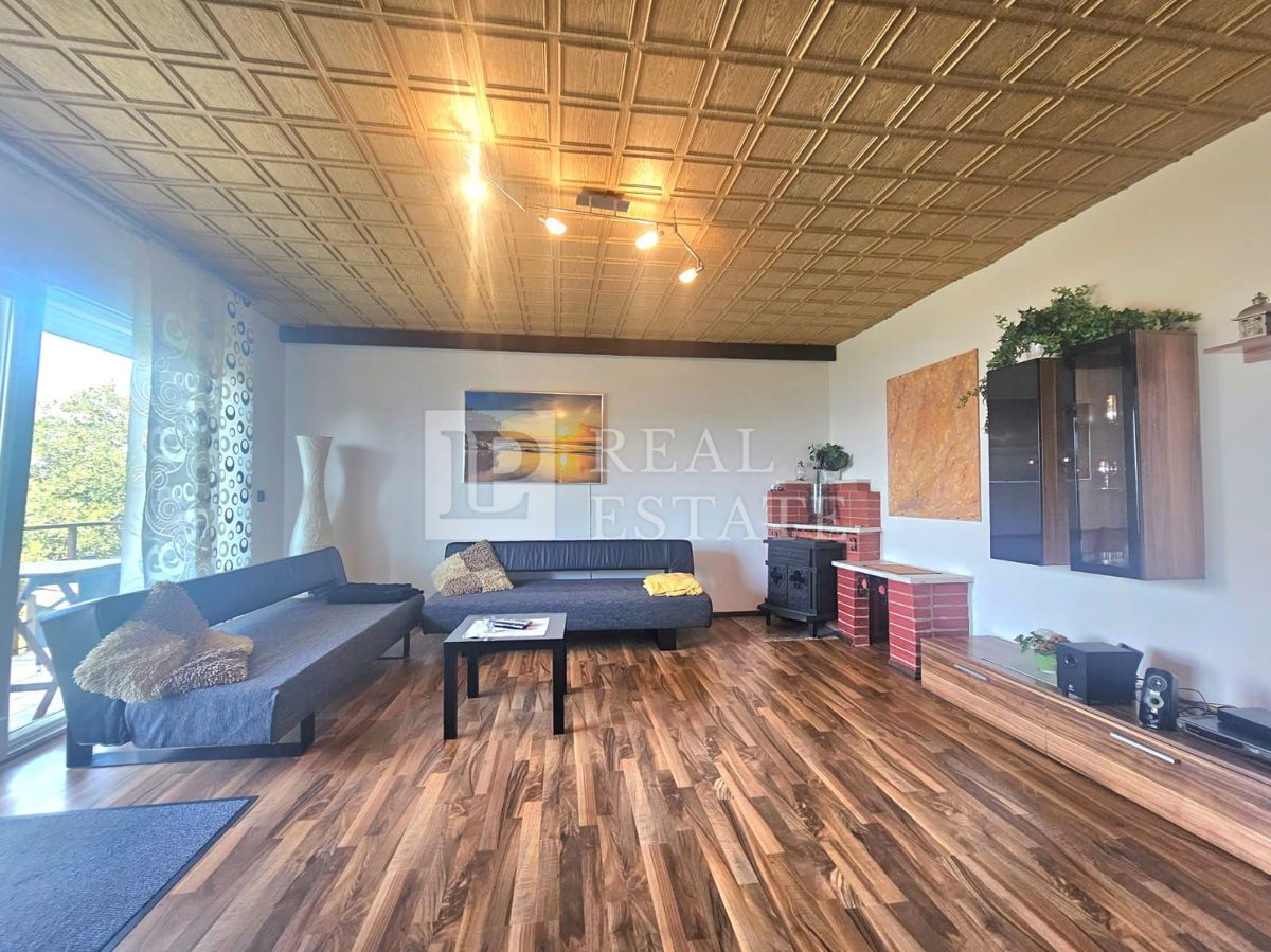 JADRANOVO - samostojna hiša z dvema apartmajema in prostornim vrtom