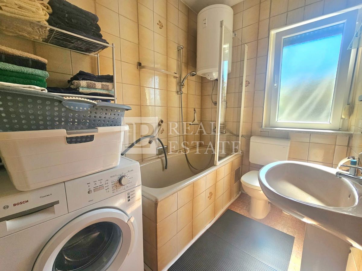 JADRANOVO - samostojna hiša z dvema apartmajema in prostornim vrtom