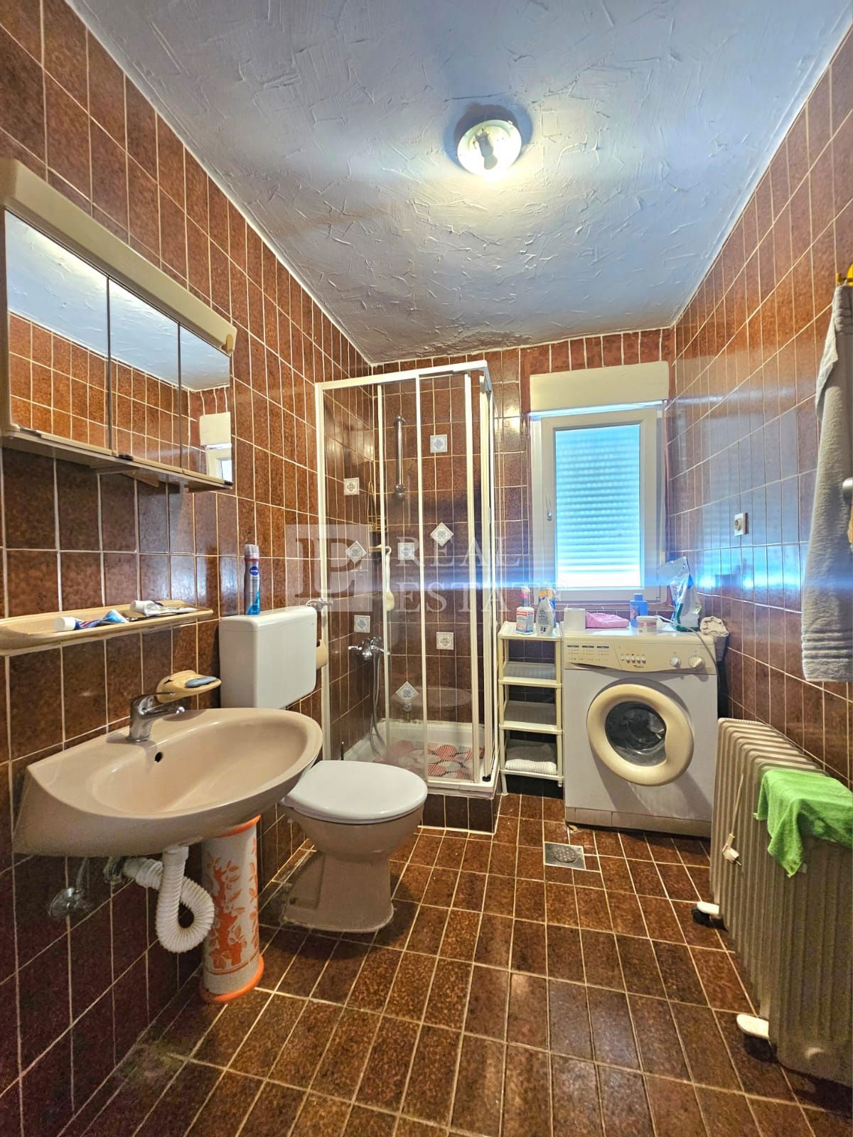 JADRANOVO - samostojna hiša z dvema apartmajema in prostornim vrtom