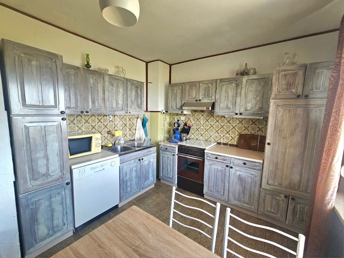 JADRANOVO - samostojna hiša z dvema apartmajema in prostornim vrtom