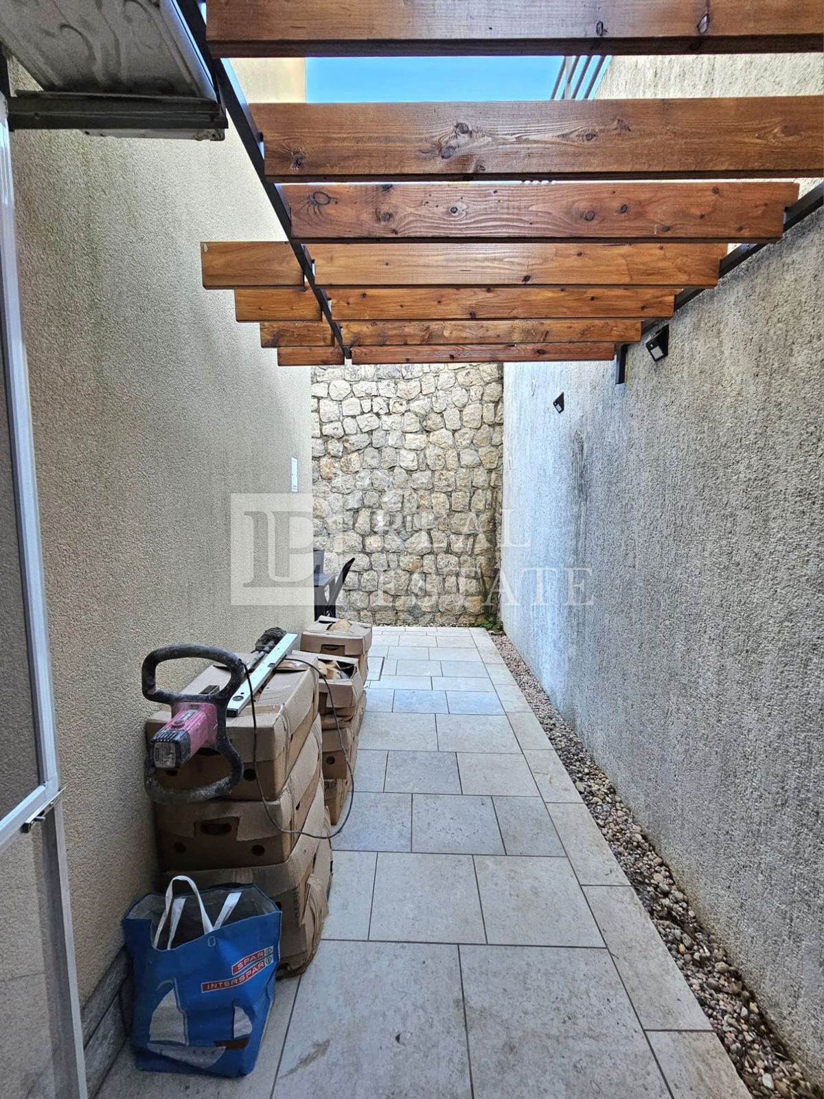 DRAMALJ - privlačno stanovanje v pritličju s teraso